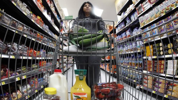 woman-grocery-shopping